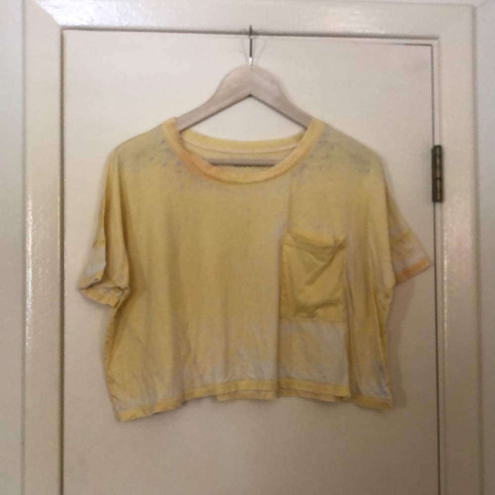 Mouchette pale yellow crop tee